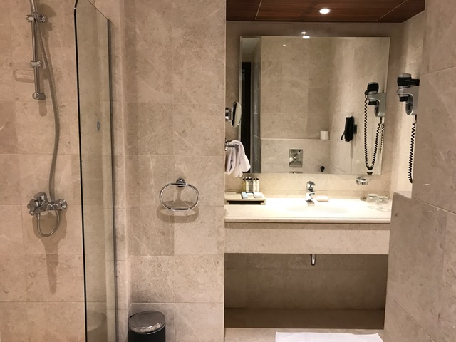 Pullman Madina 2-Bedroom Executive Suite Bathroom